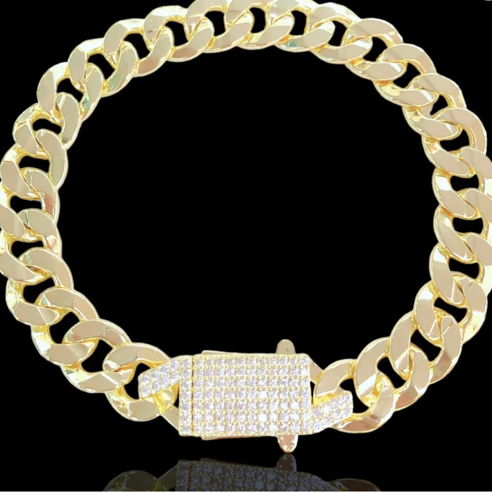 Elegant Gold Bracelet with Crystal Accents